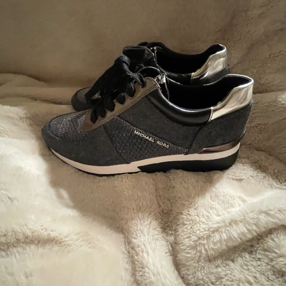 MICHAEL KORS Leather Trainers in Black size 7.5 NWT - Picture 3 of 6
